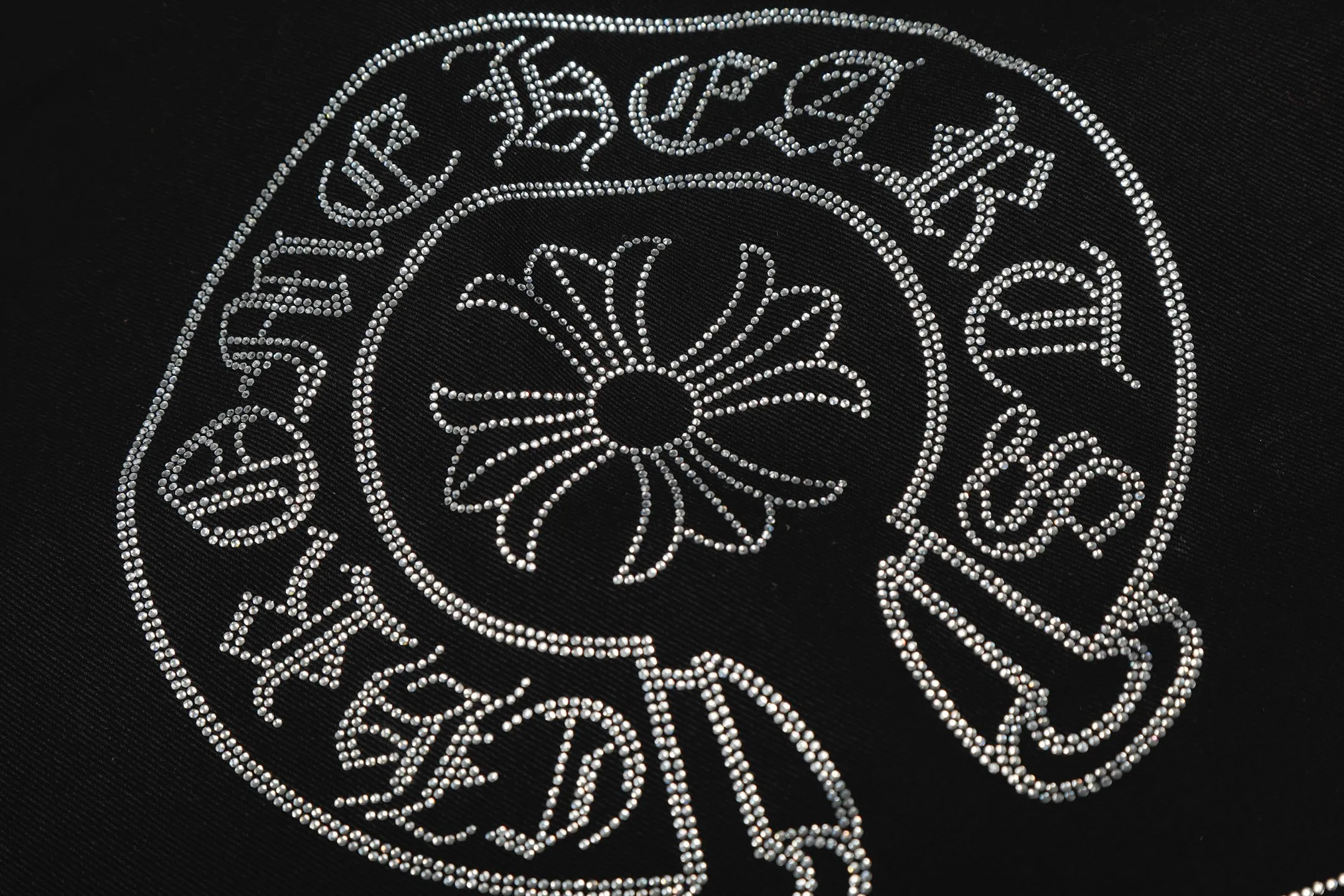 P260 💰 Chrome Hearts Chrome Hearts Cross-Patch Leather Embroidered Shirt Denim Jacket OS version can be worn by both men and women! The fabric is made of twill gauze cotton fabric! The texture is clear and smooth, not easy to wrinkle or fade! The embroidery process is complex and repetitive. There are more than 20 leather labels. It takes 6 repeated embroidery steps to complete the back body. The requirements for the embroidery machine are very strict, and the distance is 45 cm! It won’t work if the spacing is too big, and it won’t work if it’s too small! We make clothes with care, and every detail must be restored one to one! The hardware is all carved and cast, and they are all genuine from the original factory! This piece of clothing consumes a lot of material, with more than 3 meters of material used for one piece of clothing! After the garment is made, it needs to be fixed at high temperature, washed at a water temperature of more than 70 degrees, and softened by adding softener to make the upper body softer and smoother! There is a flap on the sleeve that can be stored into short sleeves! Adapt it to that understanding Color: Black Size: S-M-L-XL